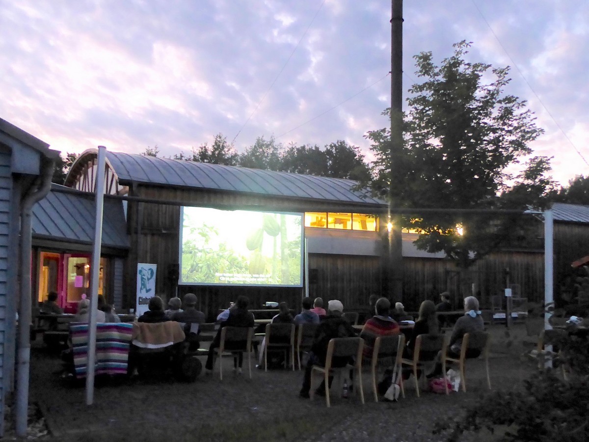 Nachdenkliche Filmvorführung der „Globale Mittelhessen“ auf dem Freigelände des Holz- und Technikmuseums in Wißmar